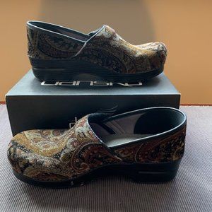 Dansko Clog SZ 41(Wms 10) Brown